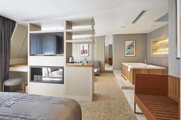 Room 15 of 76