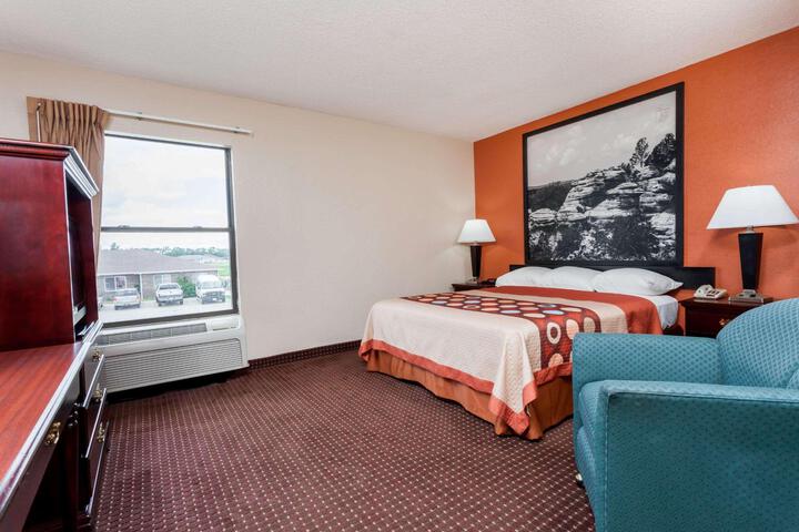 1 Queen Bed (15 of 17)