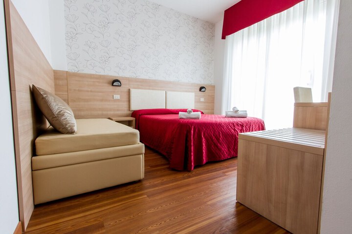 Room 5 of 32