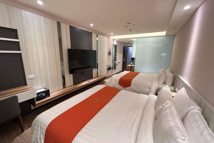 Room 9 of 14