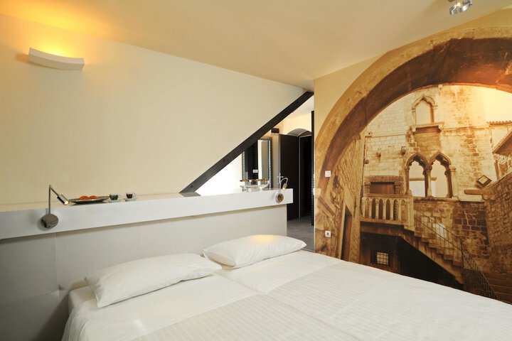 Room 17 of 32