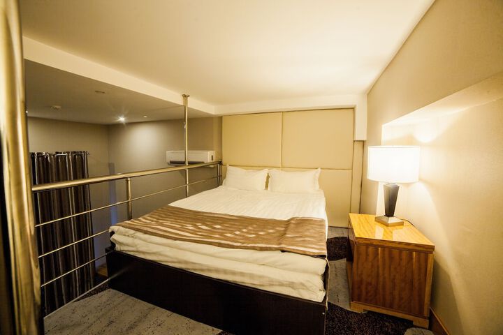 Room 10 of 33