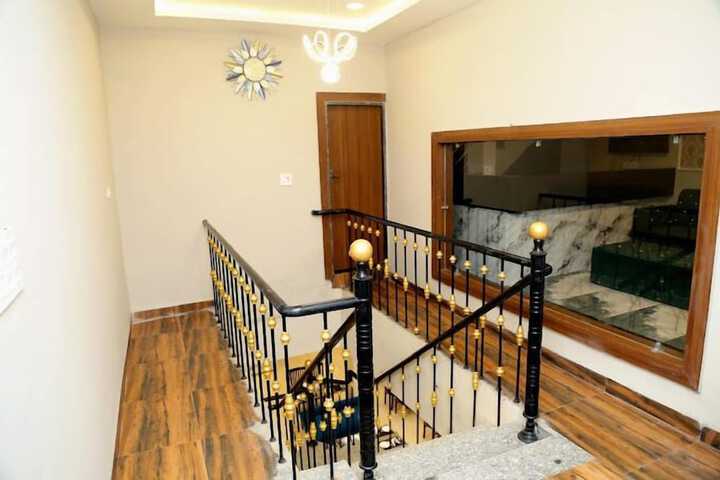 Room 5 of 8