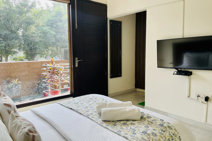 Room 6 of 10