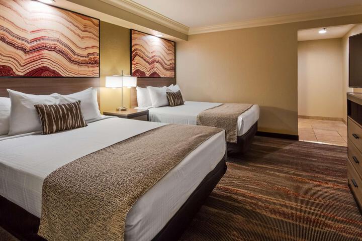 2 Queen Beds High Speed Internet Accessible Balcony or Patio Microwave and Refrigerator Full Breakfast (3 of 10)