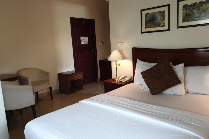 Room 4 of 12