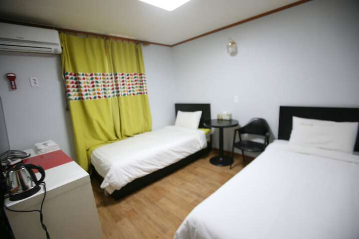 Room 10 of 28