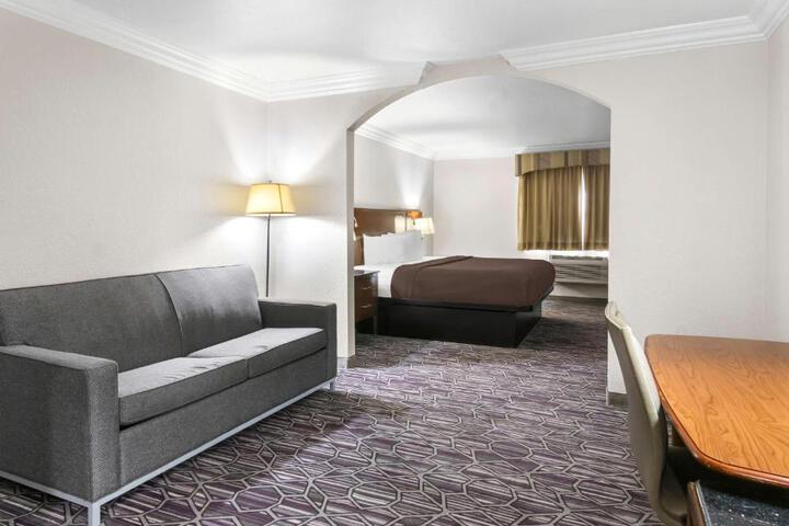 1 King Bed Microwave and Refrigerator Full Breakfast (4 of 19)
