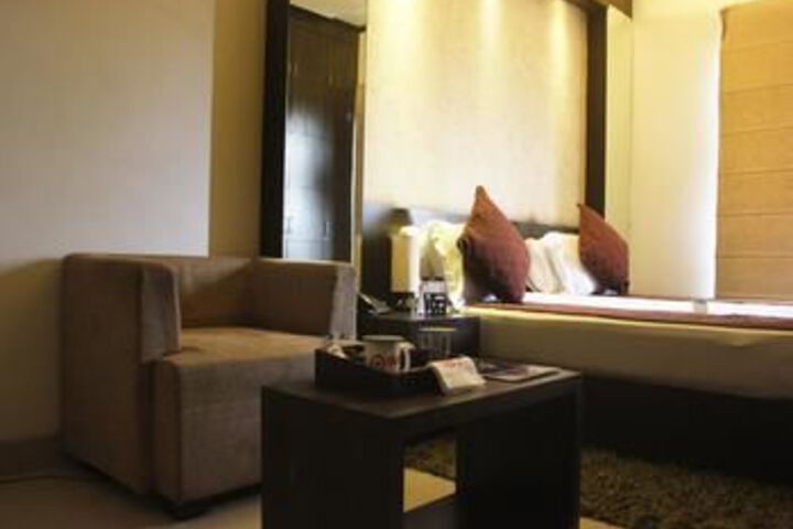 Room 6 of 18