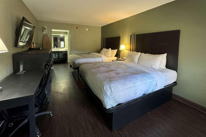 1 Queen Bed Accessible (3 of 3)