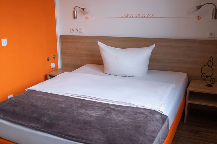 Room 3 of 25