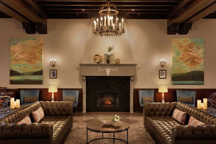 Lounge 74 of 86