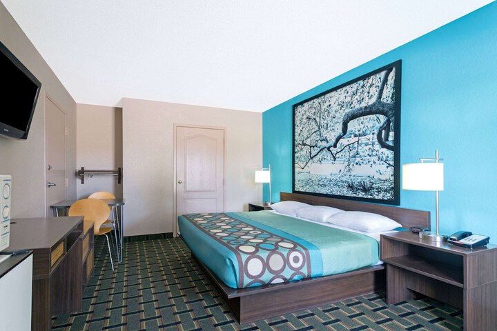 1 King Bed (9 of 11)