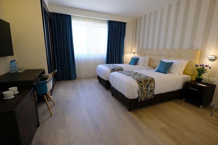 Room 17 of 106