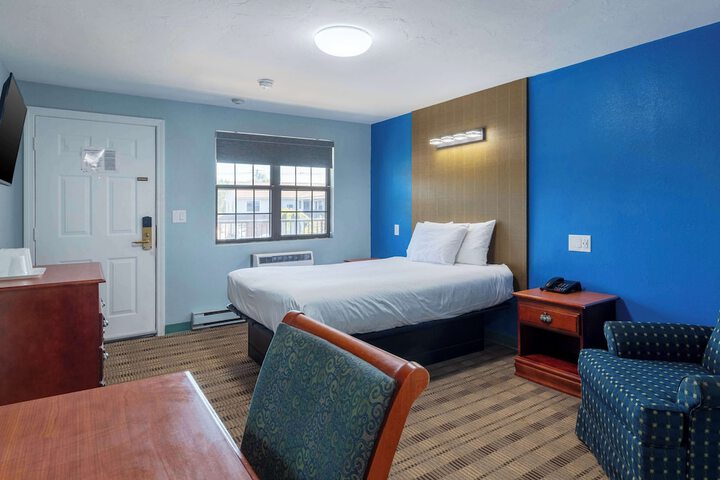 1 Queen Bed (9 of 27)
