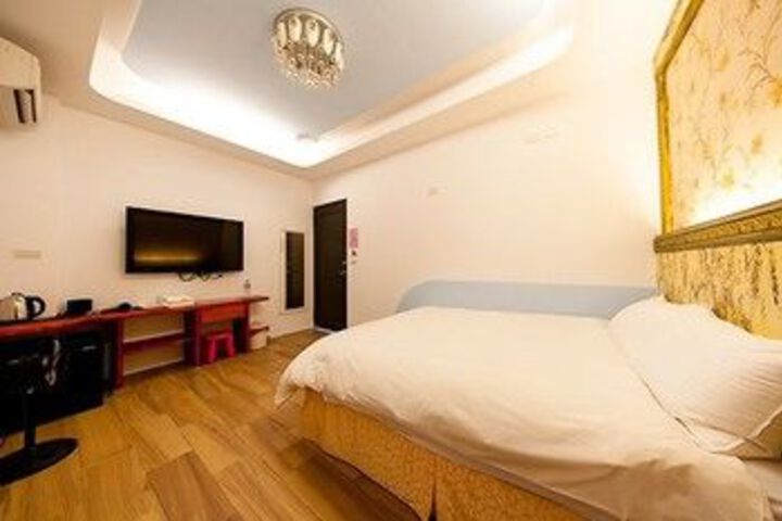 Room 6 of 14