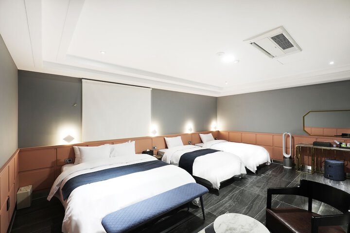 Room 12 of 96