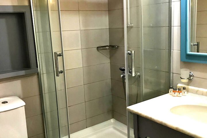 Room 16 of 100