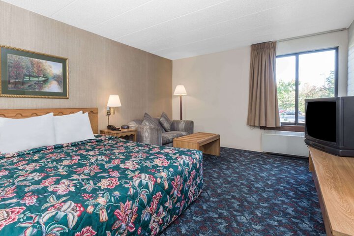 1 King Bed (2 of 5)