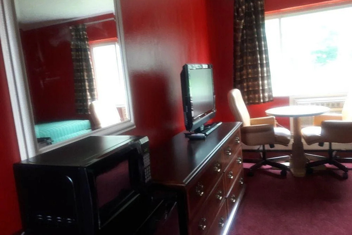 Room 6 of 8