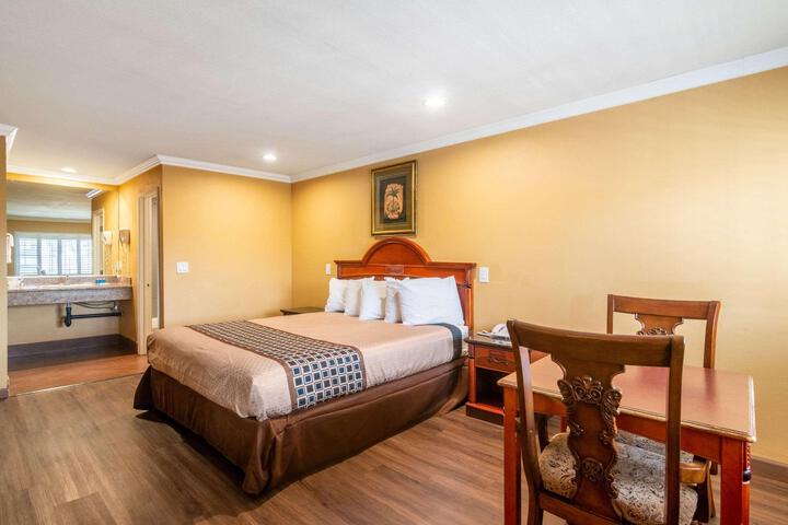 1 King Bed (1 of 15)