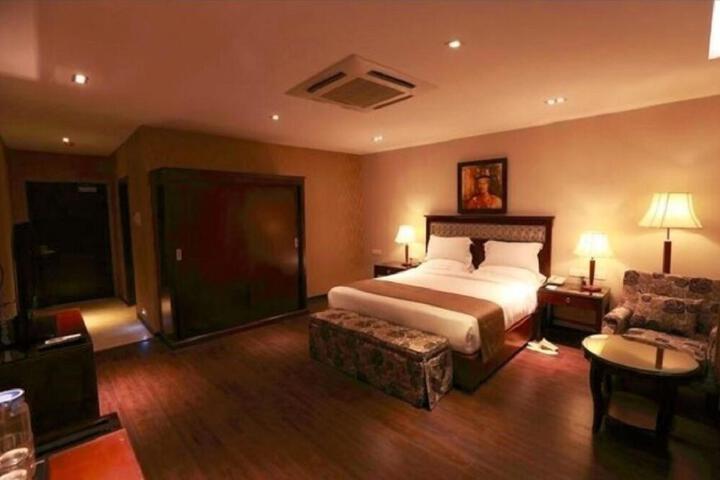 Room 6 of 6