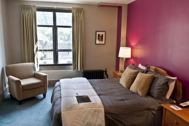 Interior Economy Queen Bed Pet Friendly (27 of 47)