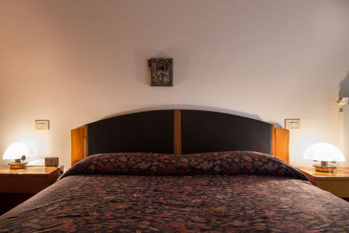 Room 220 of 871