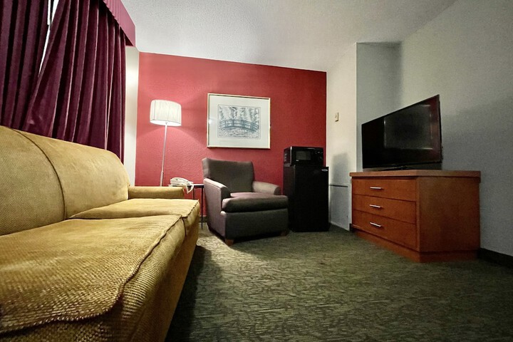 Deluxe Queen Bed (5 of 14)