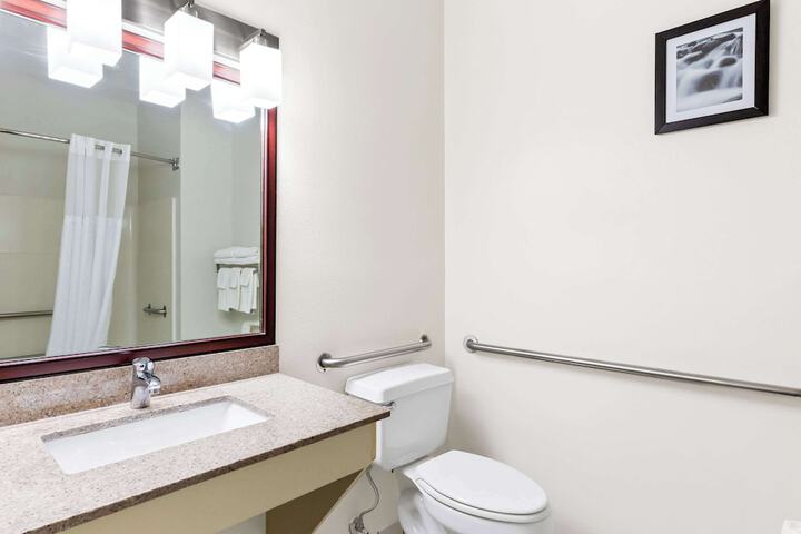 1 Queen Bed Accessible (27 of 29)