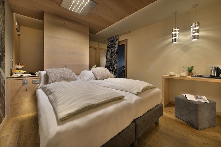 Room 44 of 211