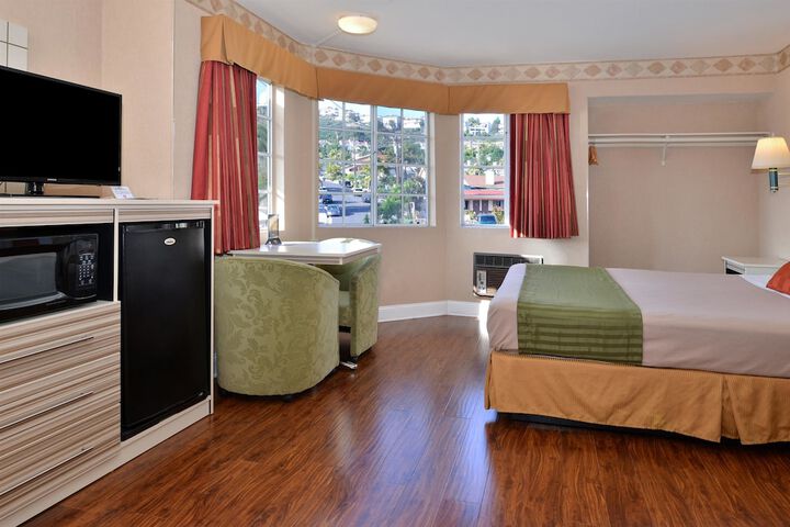 1 Queen Bed (4 of 12)