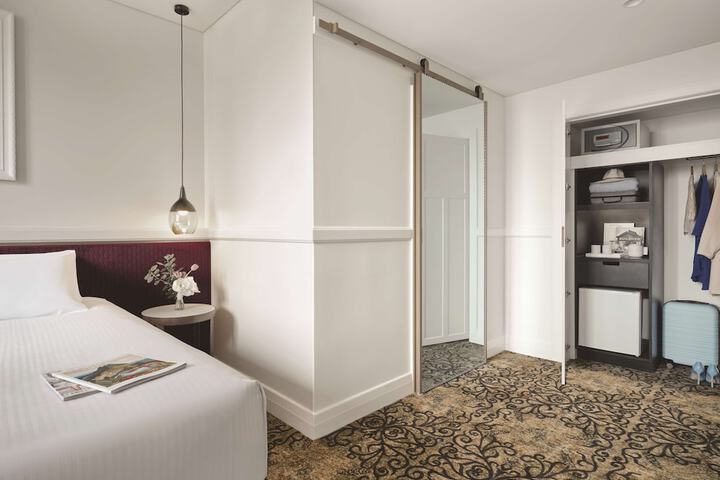 Room 34 of 100