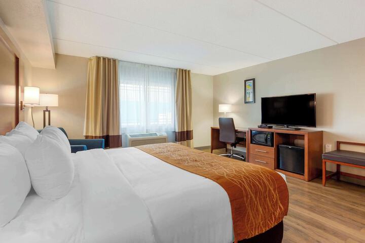 1 King Bed (5 of 22)