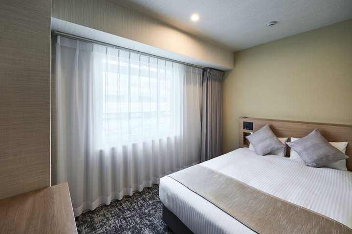 Room 9 of 28