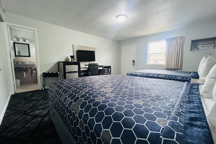 2 Queen Beds (3 of 4)
