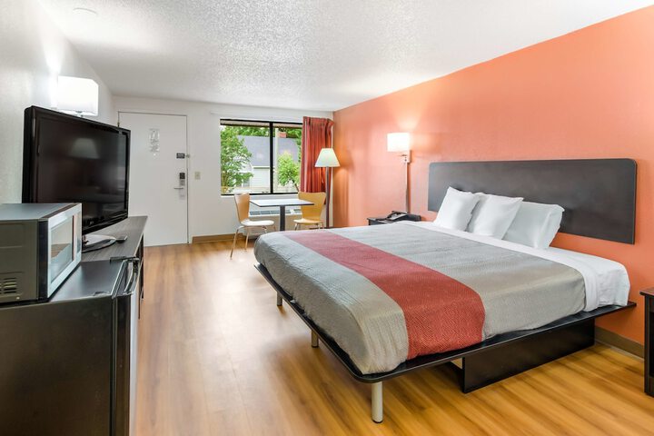 1 King Bed Micfridge (2 of 7)