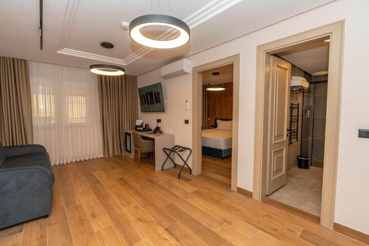 Room 14 of 77