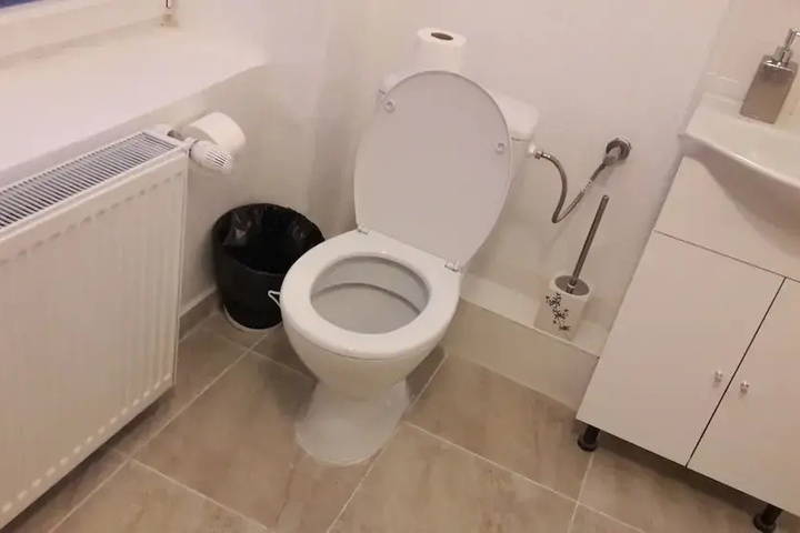 Room 6 of 12