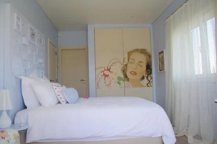 Room 2 of 9