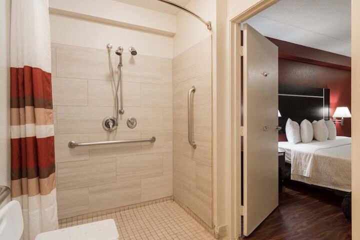 Deluxe Double Bed Accessible (4 of 11)