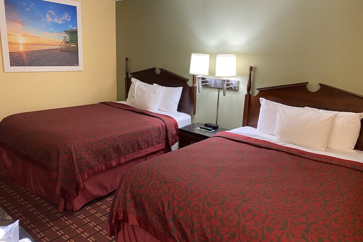 2 Queen Beds (6 of 8)