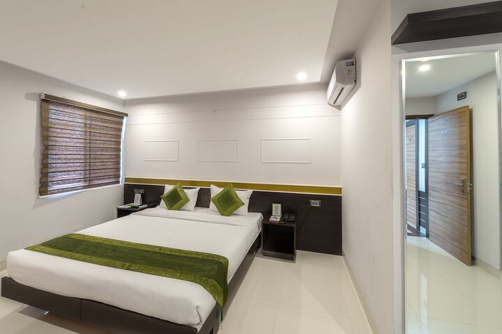 Room 10 of 33