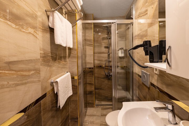 Room 32 of 46