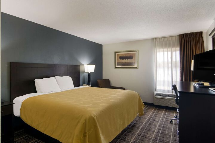1 King Bed (5 of 10)