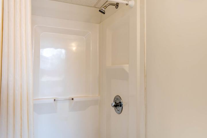 2 Bedrooms Premium Suite 1 Queen and 2 Double Beds Private Bathroom (14 of 15)