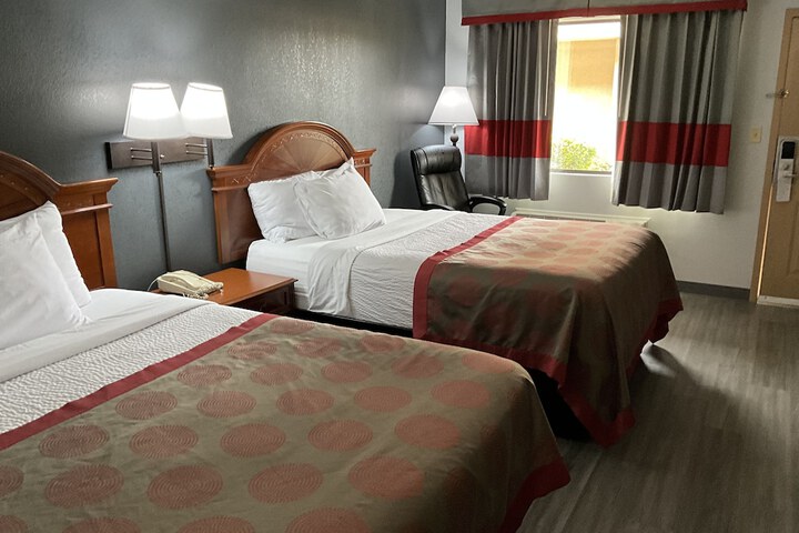 2 Queen Beds (5 of 16)