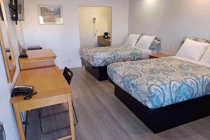 2 Double Beds (4 of 8)