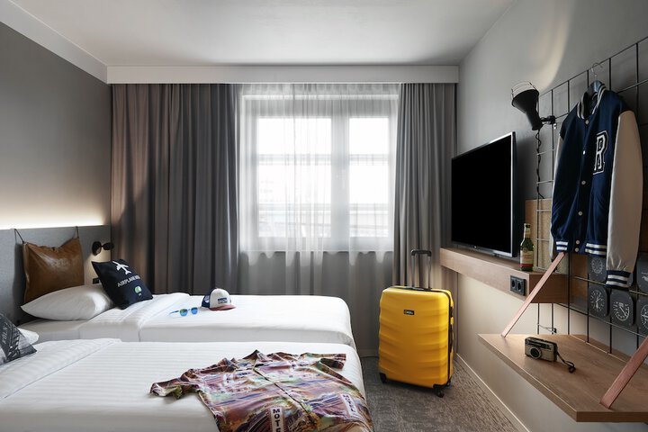 Room 4 of 48