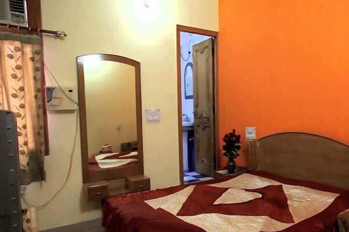 Room 28 of 35